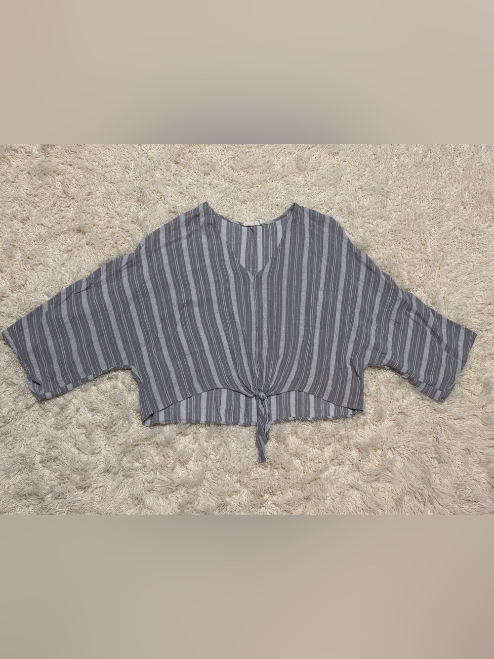 Millibon women’s medium Gray Striped Tie-Front Crop Top